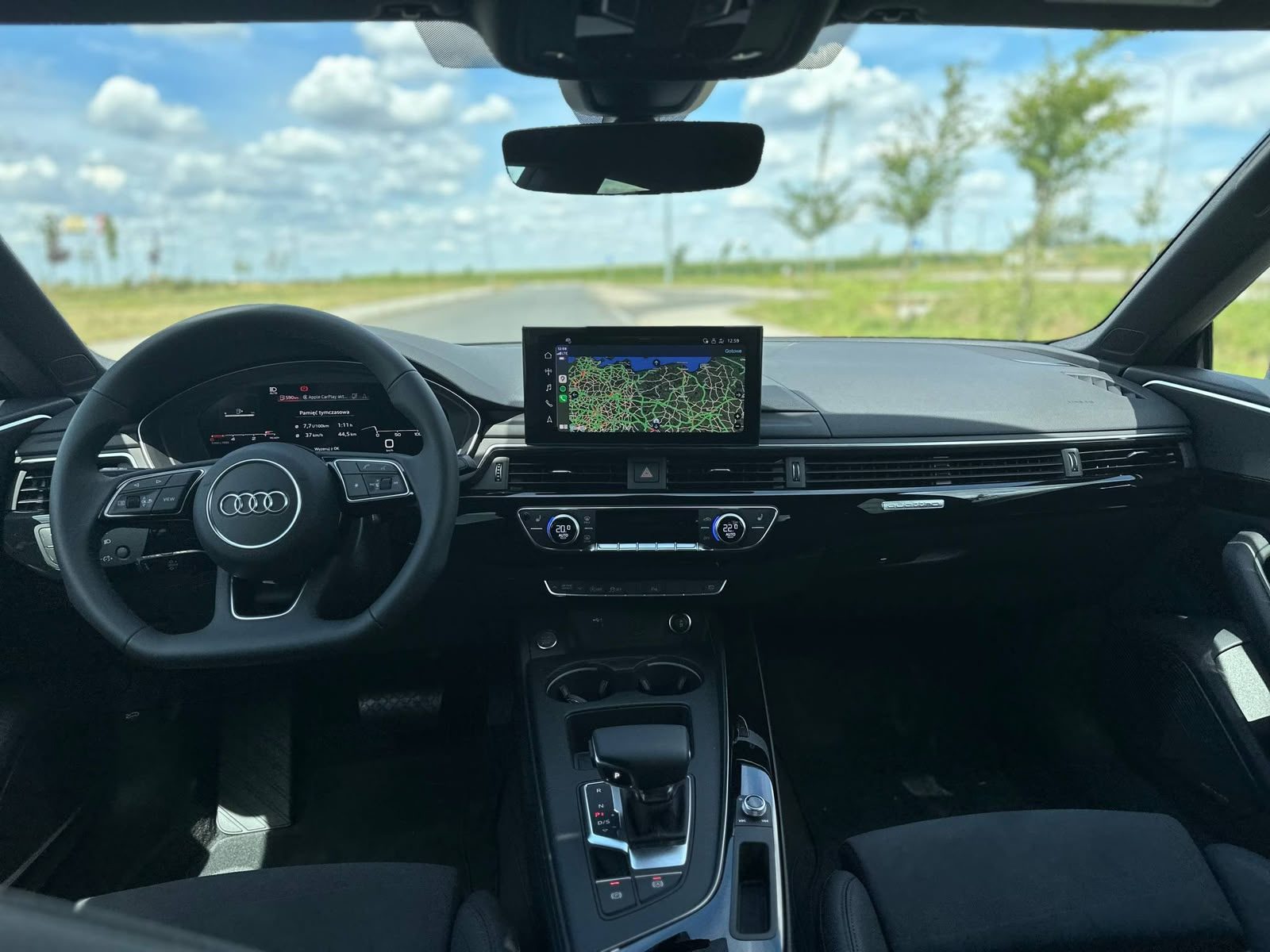 Wnętrze Audi A5 Sportback: kierownica, ekran nawigacji i konsola z automatyczną skrzynią