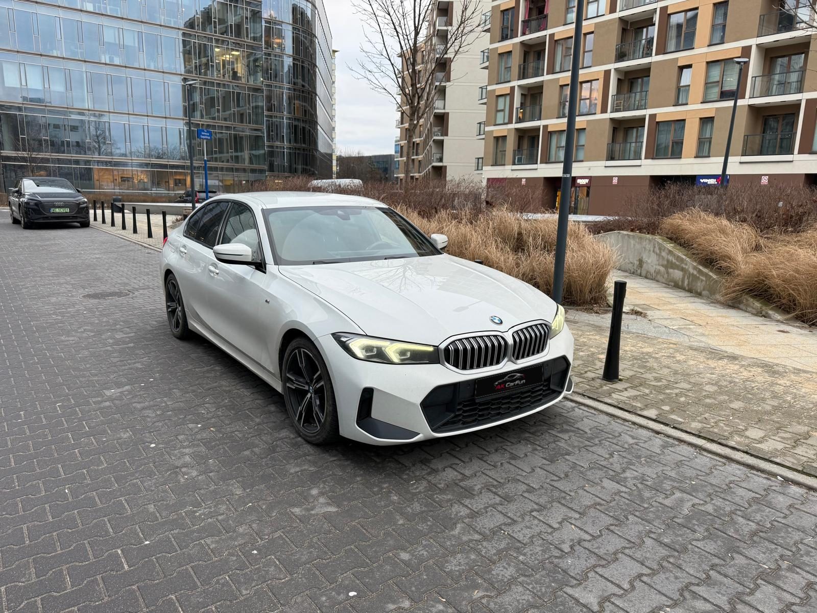 BMW 318i G20 2023 z przodu, pod kątem, z tablicą AK CarFun