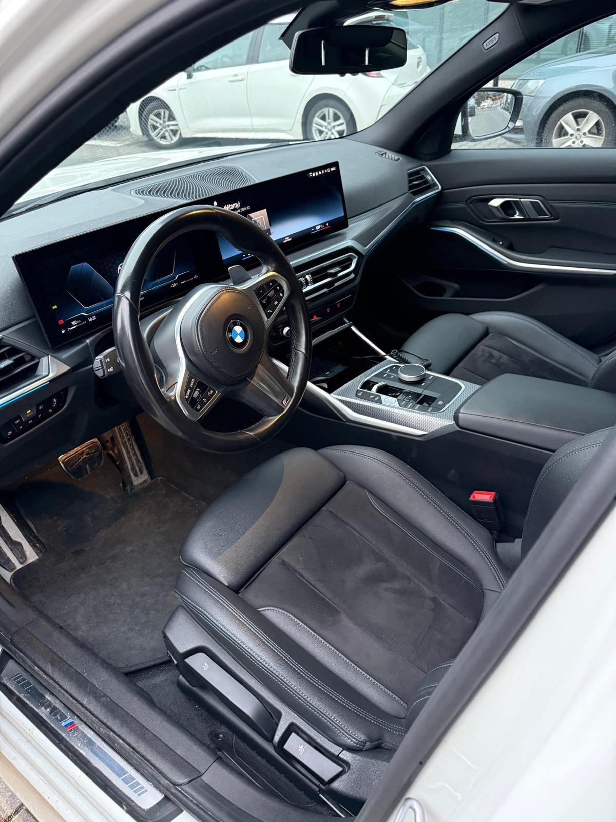 Wnętrze BMW 318i G20 2023: fotel kierowcy i zakrzywiony ekran